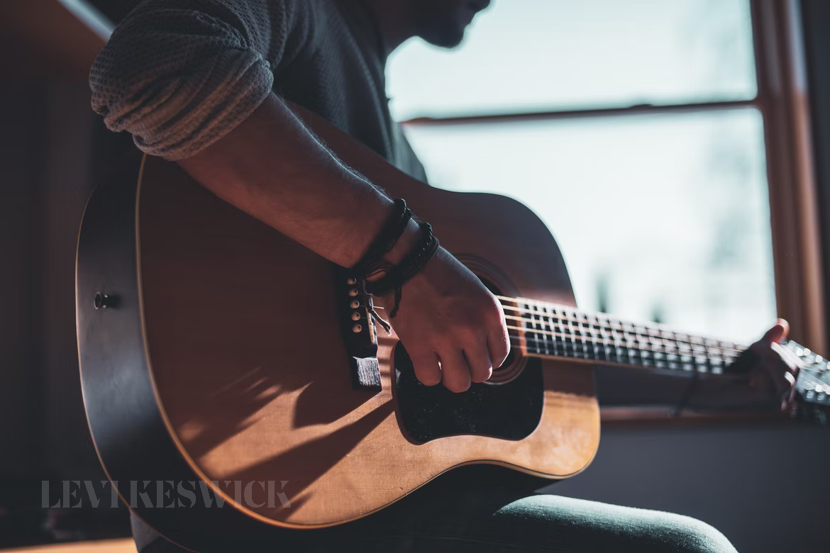 Learn To Play Guitar: 7 Useful Tips & Tricks